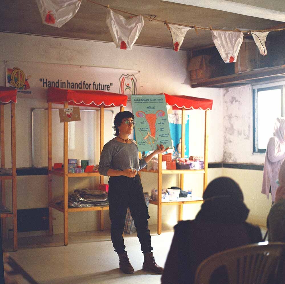 Rouba qui donne une séance de sensibilisation durant notre évènement en collaboration avec Basket Beats Borders