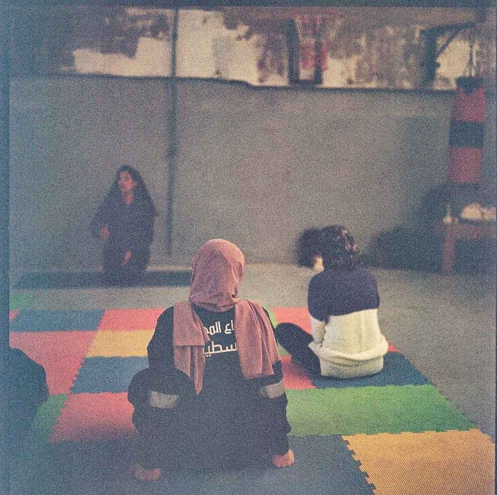 Une session de yoga durant notre évènement en collaboration avec Basket beats borders