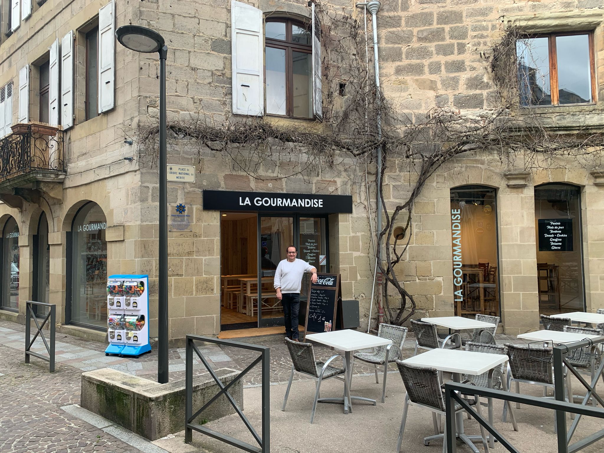 Nous sommes ravis d’accueillir La Gourmandise, un restaurant incontournable à Brive-la-Gaillarde, parmi nos partenaires ! Situé rue Majour, en plein cœur du centre-ville, ce restaurant chaleureux et convivial est l’adresse idéale pour déguster une boisson chaude 🍵, savourer un repas gourmand 🍴 ou faire une pause avec une collation maison 🥪. Que vous soyez en balade dans Brive-la-Gaillarde, en sortie entre amis ou à la recherche d’un lieu agréable avant un spectacle au Café-Théâtre L'Improviste, La Gourmandise vous accueille avec plaisir !