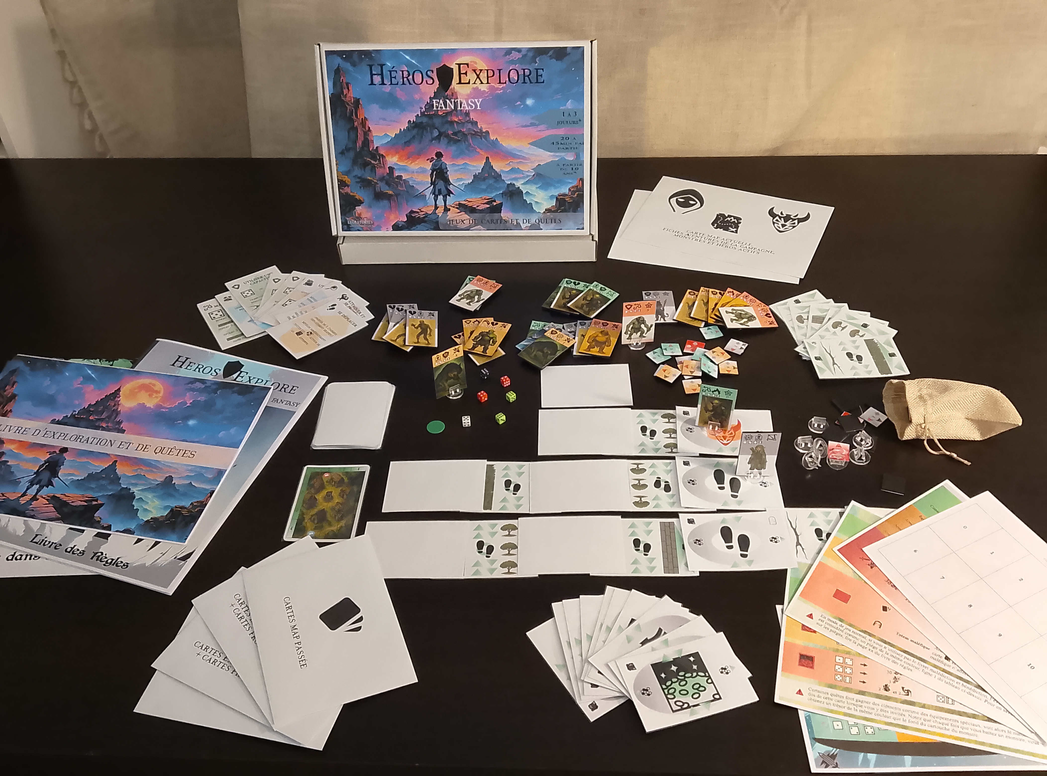 HÉROS EXPLORE FANTASY LA 3 JOUEURS* 20 A PARTIE 10 DE CARTES ET DE QUETES M ROS EXPLORE 5 FANTASY RTES CARTES MAP PASSÉE CARTES